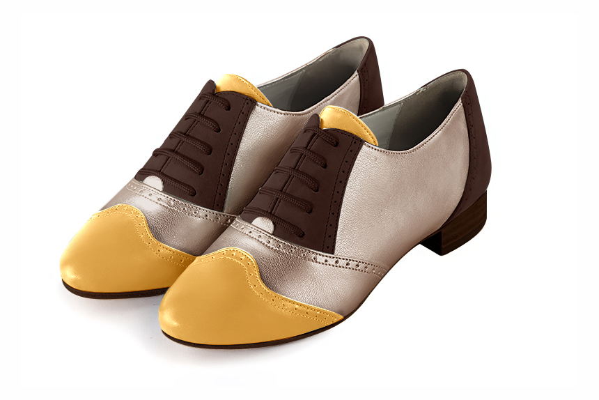 Derby original jaune ocre beige sahara et marron ebene. Bout rond. Semelle cuir talon plat